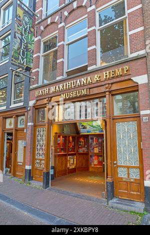 Amsterdam, Niederlande - 15. Mai 2018: Eingang zum Hash Marihuana und Hanf Museum Building in der Oudezijds Achterburgwal Street. Stockfoto