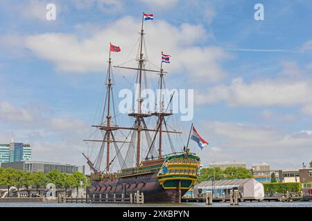 Amsterdam, Niederlande - 17. Mai 2018: VOC Schiff Amsterdam von 1749 Replik historische nautische Ausstellung vor dem Maritime Museum in Kattenburger Stockfoto