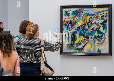 Wassily Kandinsky, Improvisationsschlucht 1914 - Expressionisten Kandinsky, Münter und der Blaue Reiter - eine Ausstellung in der Tate Modern. Es ist eine Geschichte von Freundschaften, die durch Kunst erzählt werden. Es untersucht die höchst individuellen Kreativen, aus denen der Blue Rider bestand, von Franz Marcs Interesse an Farbe bis zu Alexander Sacharoffs Freestyle-Performance. Die Künstlerinnen spielten eine zentrale Rolle in der Bewegung. Entdecken Sie experimentelle Fotografien von Gabriele Münter neben den dramatischen Gemälden von Marianne Werefkin. Stockfoto