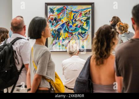 Wassily Kandinsky, Improvisationsschlucht 1914 - Expressionisten Kandinsky, Münter und der Blaue Reiter - eine Ausstellung in der Tate Modern. Es ist eine Geschichte von Freundschaften, die durch Kunst erzählt werden. Es untersucht die höchst individuellen Kreativen, aus denen der Blue Rider bestand, von Franz Marcs Interesse an Farbe bis zu Alexander Sacharoffs Freestyle-Performance. Die Künstlerinnen spielten eine zentrale Rolle in der Bewegung. Entdecken Sie experimentelle Fotografien von Gabriele Münter neben den dramatischen Gemälden von Marianne Werefkin. Stockfoto