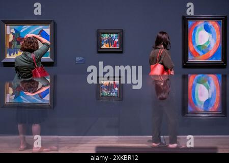 Robert Delaunay, Circular Shapes, Moon No.1, 1913, mit Gabriele Munter, Village Street in Winter, 1911, und andere Arbeiten - Expressionisten Kandinsky, Münter und der Blaue Reiter - eine Ausstellung in der Tate Modern. Es ist eine Geschichte von Freundschaften, die durch Kunst erzählt werden. Es untersucht die höchst individuellen Kreativen, aus denen der Blue Rider bestand, von Franz Marcs Interesse an Farbe bis zu Alexander Sacharoffs Freestyle-Performance. Die Künstlerinnen spielten eine zentrale Rolle in der Bewegung. Entdecken Sie experimentelle Fotografien von Gabriele Münter neben den dramatischen Gemälden von Marianne Werefkin. Stockfoto