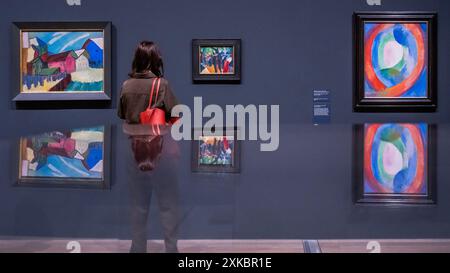 Robert Delaunay, Circular Shapes, Moon No.1, 1913, mit Gabriele Munter, Village Street in Winter, 1911, und andere Arbeiten - Expressionisten Kandinsky, Münter und der Blaue Reiter - eine Ausstellung in der Tate Modern. Es ist eine Geschichte von Freundschaften, die durch Kunst erzählt werden. Es untersucht die höchst individuellen Kreativen, aus denen der Blue Rider bestand, von Franz Marcs Interesse an Farbe bis zu Alexander Sacharoffs Freestyle-Performance. Die Künstlerinnen spielten eine zentrale Rolle in der Bewegung. Entdecken Sie experimentelle Fotografien von Gabriele Münter neben den dramatischen Gemälden von Marianne Werefkin. Stockfoto