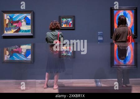 Robert Delaunay, Circular Shapes, Moon No.1, 1913, mit Gabriele Munter, Village Street in Winter, 1911, und andere Arbeiten - Expressionisten Kandinsky, Münter und der Blaue Reiter - eine Ausstellung in der Tate Modern. Es ist eine Geschichte von Freundschaften, die durch Kunst erzählt werden. Es untersucht die höchst individuellen Kreativen, aus denen der Blue Rider bestand, von Franz Marcs Interesse an Farbe bis zu Alexander Sacharoffs Freestyle-Performance. Die Künstlerinnen spielten eine zentrale Rolle in der Bewegung. Entdecken Sie experimentelle Fotografien von Gabriele Münter neben den dramatischen Gemälden von Marianne Werefkin. Stockfoto