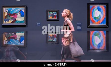 Robert Delaunay, Circular Shapes, Moon No.1, 1913, mit Gabriele Munter, Village Street in Winter, 1911, und andere Arbeiten - Expressionisten Kandinsky, Münter und der Blaue Reiter - eine Ausstellung in der Tate Modern. Es ist eine Geschichte von Freundschaften, die durch Kunst erzählt werden. Es untersucht die höchst individuellen Kreativen, aus denen der Blue Rider bestand, von Franz Marcs Interesse an Farbe bis zu Alexander Sacharoffs Freestyle-Performance. Die Künstlerinnen spielten eine zentrale Rolle in der Bewegung. Entdecken Sie experimentelle Fotografien von Gabriele Münter neben den dramatischen Gemälden von Marianne Werefkin. Stockfoto