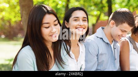 Glückliche Multiethnische Studenten, Die Zusammen Im Freien Studieren, Vorbereitung Für Prüfungen Im Campus Stockfoto