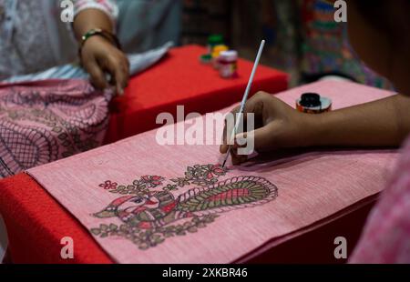 Neu-Delhi, Indien. Juli 2024. Indische Handwerker kreieren Madhubani-Gemälde auf Kleidung in einer Ausstellung mit dem Titel „Incredible India“ in Neu-Delhi, Indien, 22. Juli 2024. Die Ausstellung soll Indiens reiches kulturelles Erbe, uralte Zivilisation, geografische Vielfalt und touristische Ziele hervorheben. Quelle: Javed Dar/Xinhua/Alamy Live News Stockfoto