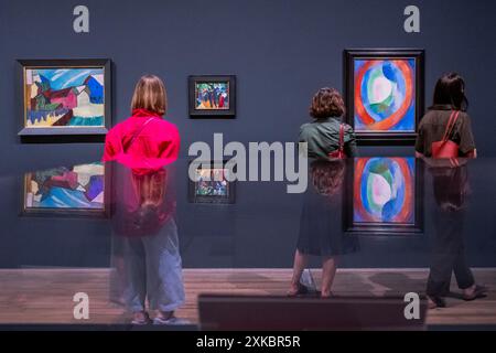Robert Delaunay, Circular Shapes, Moon No.1, 1913, mit Gabriele Munter, Village Street in Winter, 1911, und andere Arbeiten - Expressionisten Kandinsky, Münter und der Blaue Reiter - eine Ausstellung in der Tate Modern. Es ist eine Geschichte von Freundschaften, die durch Kunst erzählt werden. Es untersucht die höchst individuellen Kreativen, aus denen der Blue Rider bestand, von Franz Marcs Interesse an Farbe bis zu Alexander Sacharoffs Freestyle-Performance. Die Künstlerinnen spielten eine zentrale Rolle in der Bewegung. Entdecken Sie experimentelle Fotografien von Gabriele Münter neben den dramatischen Gemälden von Marianne Werefkin. Stockfoto