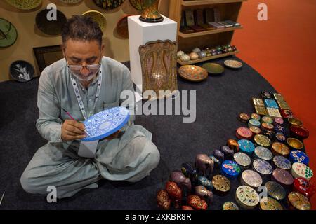 Neu-Delhi, Indien. Juli 2024. Ein indischer Handwerker stellt ein Papiermaché-Produkt auf einer Ausstellung mit dem Titel „Incredible India“ in Neu-Delhi, Indien, am 22. Juli 2024 her. Die Ausstellung soll Indiens reiches kulturelles Erbe, uralte Zivilisation, geografische Vielfalt und touristische Ziele hervorheben. Quelle: Javed Dar/Xinhua/Alamy Live News Stockfoto