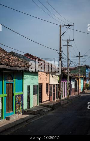 Farbenfrohe Straße im Kolonialstil im Stadtzentrum von Granada, Nicaragua Stockfoto