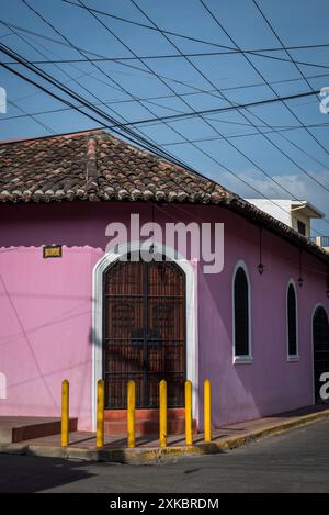 Farbenfrohe Straße im Kolonialstil im Stadtzentrum von Granada, Nicaragua Stockfoto