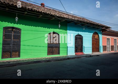 Farbenfrohe Straße im Kolonialstil im Stadtzentrum von Granada, Nicaragua Stockfoto