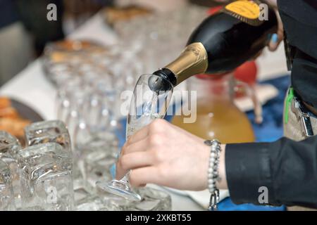 Prosecco Flasche und Gläser. Aperitif im Restaurant Party mit Freunden, Sektfeier Stockfoto