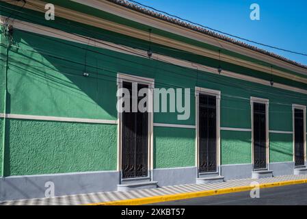 Farbenfrohe Straße im Kolonialstil im Stadtzentrum von Granada, Nicaragua Stockfoto