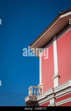 Fassadendetail eines farbenfrohen Hauses im Kolonialstil im Stadtzentrum von Granada, Nicaragua Stockfoto