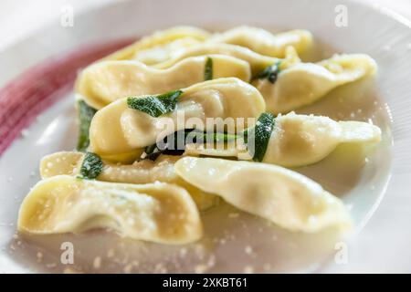 Scarpinocc sind typische Ravioli aus Bergamo mit charakteristischer flacher Form. Sie unterscheiden sich von Casoncelli, typisch für die Stadt Parre, in Sap Stockfoto