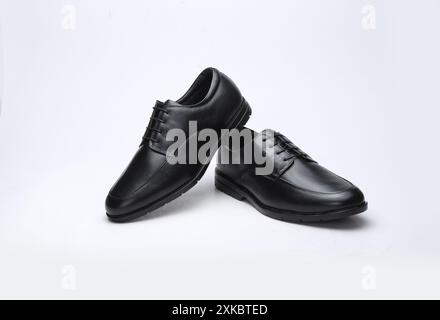 Kunst- oder Bürokleidung Schwarze formelle Schuhe Paar isoliert auf weißem Hintergrund Stockfoto
