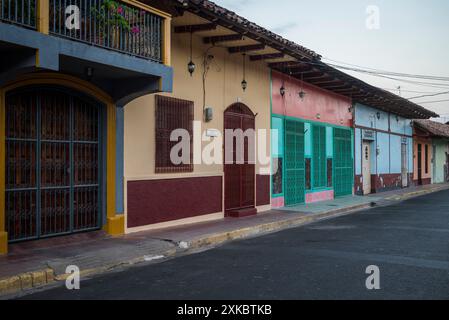 Straße im Kolonialstil im Stadtzentrum in der Abenddämmerung, Granada, Nicaragua Stockfoto