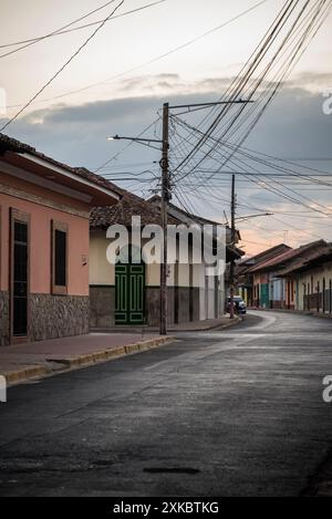 Straße im Kolonialstil im Stadtzentrum in der Abenddämmerung, Granada, Nicaragua Stockfoto