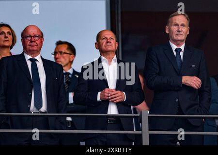 Berlin, Deutschland. Juli 2024. Der deutsche Bundeskanzler Olaf Scholz (C) tritt beim Endspiel der UEFA EURO 2024 zwischen Spanien und England am 14. Juli 2024 im Olympiastadion in Berlin auf. (Foto von SPP) (Eurasia Sport Images/SPP) Credit: SPP Sport Press Photo. /Alamy Live News Stockfoto