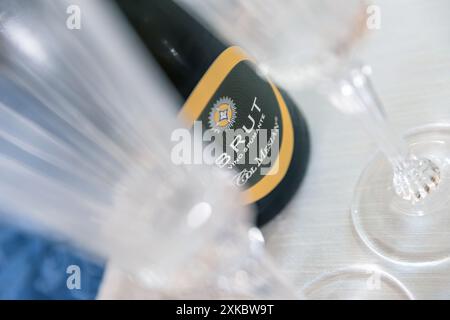 Aperitif im Restaurant Party mit Freunden, Sektfeier. Bergamo, ITALIEN - 25. Mai 2024. Stockfoto