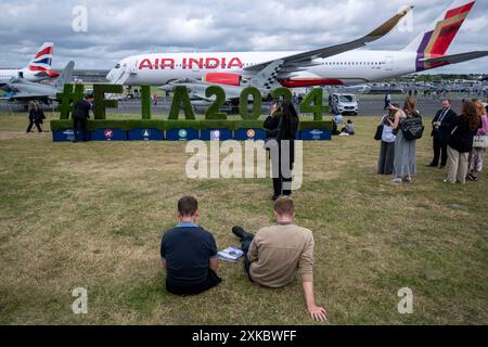 Farnborough, Großbritannien. 22. Juli 2024. Besucher vor einer Air India A350-900 auf dem Asphalt der Farnborough International Airshow, der weltweit führenden Messe für Luft- und Raumfahrt. Die Veranstaltung wird von der Luft- und Raumfahrt, der Luftfahrt und der Verteidigungsindustrie besucht und findet vom 22. Bis 26. Juli statt. Quelle: Stephen Chung / Alamy Live News Stockfoto