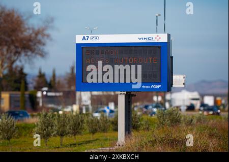 Autobahninformationsschild sichtbar an sonnigen Tagen, bietet dem Fahrer wichtige Informationen über die a7-Wertigkeit. Stockfoto