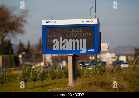 Autobahninformationsschild sichtbar an sonnigen Tagen, bietet dem Fahrer wichtige Informationen über die a7-Wertigkeit. Stockfoto