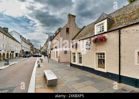 In der Inverness Scotland Church Street befinden sich Geschäfte, Cafés und Hotels Stockfoto