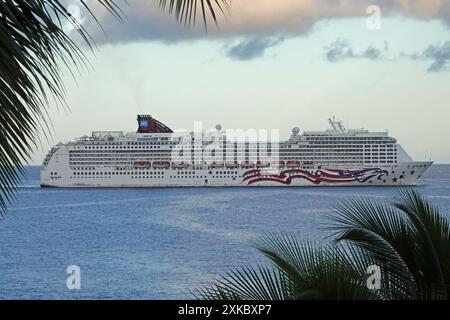 Kailua-Kona, Hawaii, USA - 15. Mai 2024: Das Kreuzfahrtschiff MS Pride of America, das von NCL America (einer Abteilung der Norwegian Cruise Lines) betrieben wird, wird gezeigt. Stockfoto