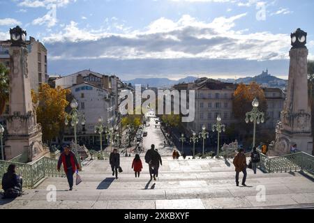 Marseille, Frankreich, 2019. Die Leute laufen auf den Stufen am Bahnhof Marseille-Saint-Charles. Vuk Valcic/Alamy Stockfoto