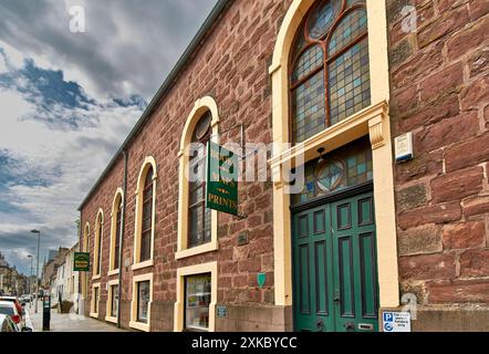 Die Fenster der Inverness Scotland Church Street und die Tür des Leakeys Second Hand Buchladens Stockfoto