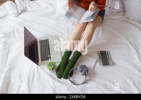 Das Mädchen las aufmerksam das Lehrbuch in der Hand, um die Lektionen aus dem Lehrbuch zu verstehen und zu lernen, die sie vom Lehrer erhielt. Konzept für Lernen und Reviewin Stockfoto