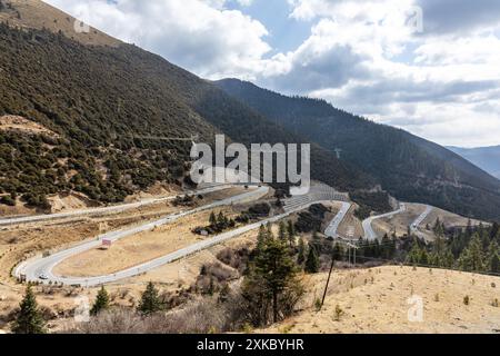 China G318 National Highway 18 Kurven ist eine der beliebtesten Touristenattraktionen, wo die Straße 26 km vom Verwaltungssitz Yajiang hinauf führt Stockfoto