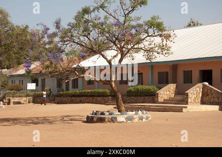 Schulgebäude, St. Louis Secondary School for Girls, Jos, Plateau State, Nigeria. Jacaranda Tree in der Mitte des Hofes. Stockfoto