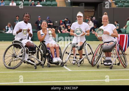 Kgothatso Montjane aus Südafrika und Yui Kamiji aus Japan (links) feiern mit den Zweitplatzierten Diede de Groot und Jiske Griffioen aus den Niederlanden bei den Wimbledon 2024-Weltmeisterschaften den Sieg im Rollstuhl. Stockfoto