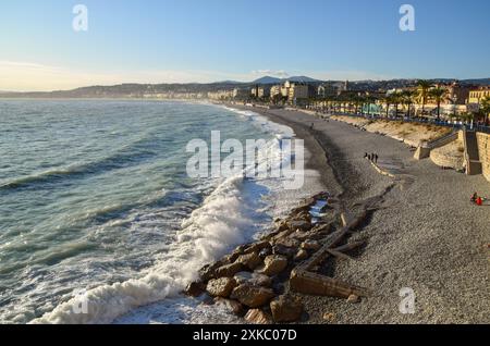 Nizza, Frankreich 2019. Ein fast leerer Strand im Winter. Quelle: Vuk Valcic / Alamy Stockfoto