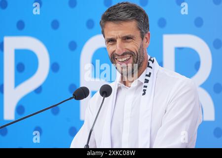 Paris, Frankreich. Juli 2024. Vor den Olympischen Sommerspielen 2024 spricht Tony Estanguet, ehemaliger Kanu und Präsident des Organisationskomitees für die Olympischen und Paralympischen Spiele 2024 in Paris, bei einer Veranstaltung, bei der das olympische Friedensbild für Paris 2024 eröffnet wird. Quelle: Michael Kappeler/dpa/Alamy Live News Stockfoto