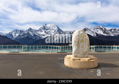 Aussichtsplattform des Mount Xiannairi, einer der 4 heiligen Berge im Daocheng Yading Naturreservat in Sichuan. Chinesische Wörter ins Englische übersetzt als Stockfoto