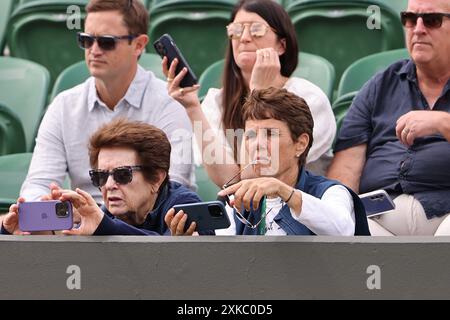 Billie Jean King sieht das Finale der Damen-Rollstuhl-Doppel im Wimbledon 2024 an Stockfoto