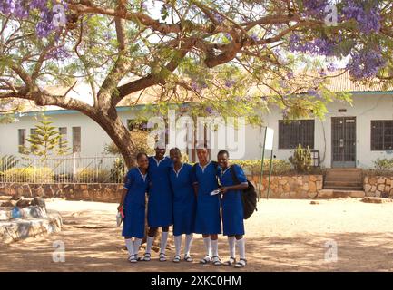 Schüler und Schulgebäude, St. Louis College (Sekundarschule für Mädchen), Jos, Plateau State, Nigeria Stockfoto