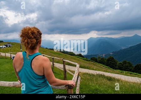 Trekking-Szene auf dem Comer See alpen Stockfoto