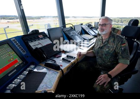 Fluglotsen der Bundeswehr sitzen im Tower des Stützpunktes zu sehen beim Besuch von Bundesverteidigungsminister Boris Pistorius SPD im Fliegerhorst in Büchel. In der Basis stationiert die Luftwaffe Maschinen vom Typ Tornado. An dem Stützpunkt finden zur Zeit Umbaumaßnahmen statt, in Zukunft sollen hier Maschinen vom Typ F35 stationiert werden. Büchel, 18.07.2024 Rheinland-Pfalz Deutschland *** Fluglotsen der Bundeswehr sitzen im Turm des Stützpunktes während des Besuchs von Bundesverteidigungsminister Boris Pistorius SPD auf dem Luftwaffenstützpunkt Büchel Stockfoto