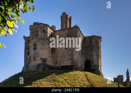 Warkworth, ein Dorf in einer Schleife des Flusses Coquet, mit einer herrlichen mittelalterlichen Burgruine, in Northumberland, England. Stockfoto