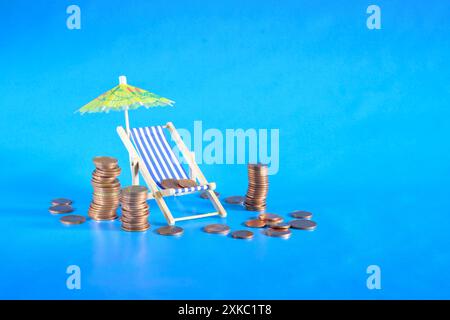 Steigende Preise für Urlaub oder Wealth Management Konzept, Haufen Münzen, Sonnenschirm und Liegestühle, kostenlose Kopiermöglichkeiten Stockfoto