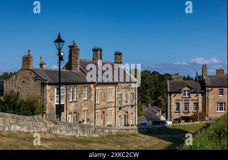 Warkworth, ein Dorf in einer Schleife des Flusses Coquet, mit einer herrlichen mittelalterlichen Burgruine, in Northumberland, England. Stockfoto