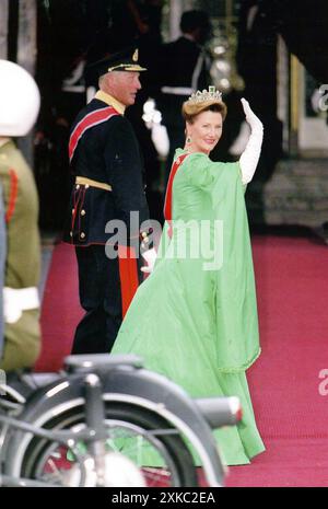 25 Agosto 2001 Oslo Archivio Storico Olycom/LaPresse Haakon Magnus di Norvegia (Oslo, 20 luglio 1973) è il secondogenito e l'unico figlio maschio di Re Harald V di Norvegia e della regina Sonja. Nella Foto: IL giorno di Matrimonio di Principe Haakon Magnus di Norvegia e Mette Marit. Regina Sonja e Re Harald auf dem Foto: Der Hochzeitstag von Prinz Haakon Magnus von Norwegen und Mette Marit. Queen Sonja und King Harald Credit: LaPresse/Alamy Live News Stockfoto