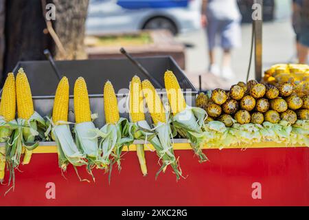 Frisch gegrilltes Maiskolben zum Verkauf bei Einem Street Food-Anbieter Stockfoto