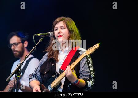 Glanusk Park, Brecon, Wales, 19. August 2018. Tag 3 des Green man Musikfestivals in den Brecon Beacons Mountains in Wales. Im Bild: Eine junge Lucy Dacus spielt die ummauerte Gartenbühne. Quelle: Rob Watkins/Alamy Live News. INFO: Lucy Dacus ist eine US-amerikanische Singer-Songwriterin, die für ihre emotionalen Texte und ihren reichen Indie-Rock-Sound bekannt ist. Mit Alben wie Historian und Home Video ist sie neben Phoebe Bridgers und Julien Baker auch Mitglied der Indie-Supergruppe Boygenius. Stockfoto