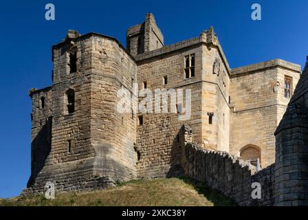 Warkworth, ein Dorf in einer Schleife des Flusses Coquet, mit einer herrlichen mittelalterlichen Burgruine, in Northumberland, England. Stockfoto