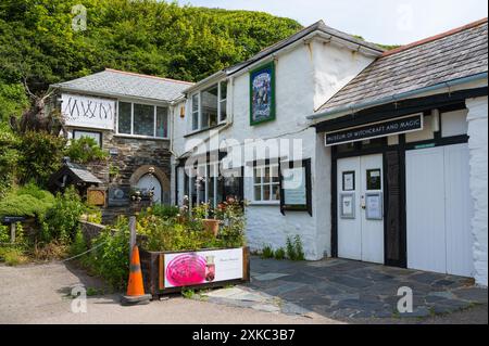 Außenansicht des Museum of Witchcraft and Magic ein Museum, das der europäischen Hexerei Okkult und Magie im Dorf Boscastle Cornwall England, Großbritannien, gewidmet ist Stockfoto